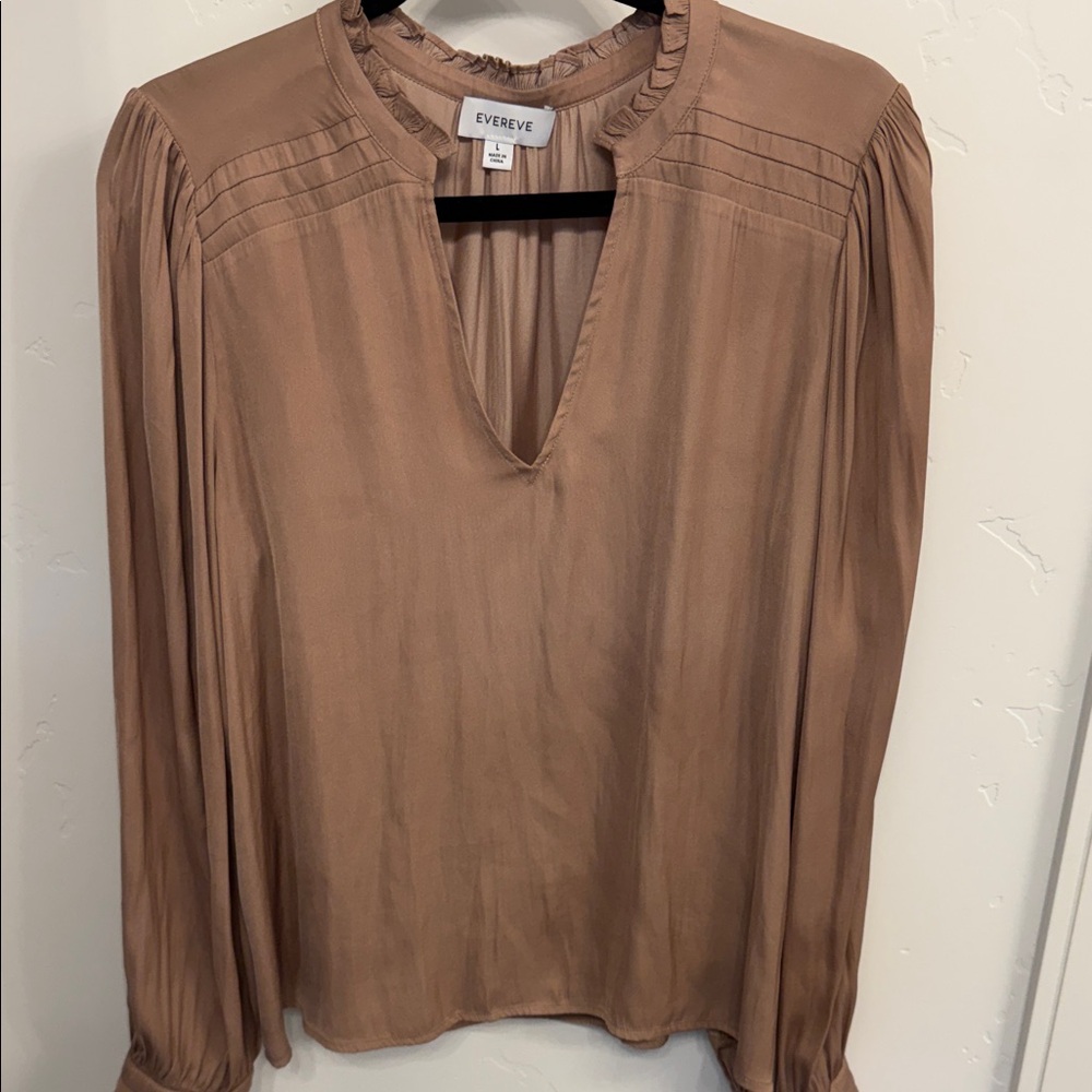 Evereve Women's V-Neck Pintuck Blouse in Taupe Brown
